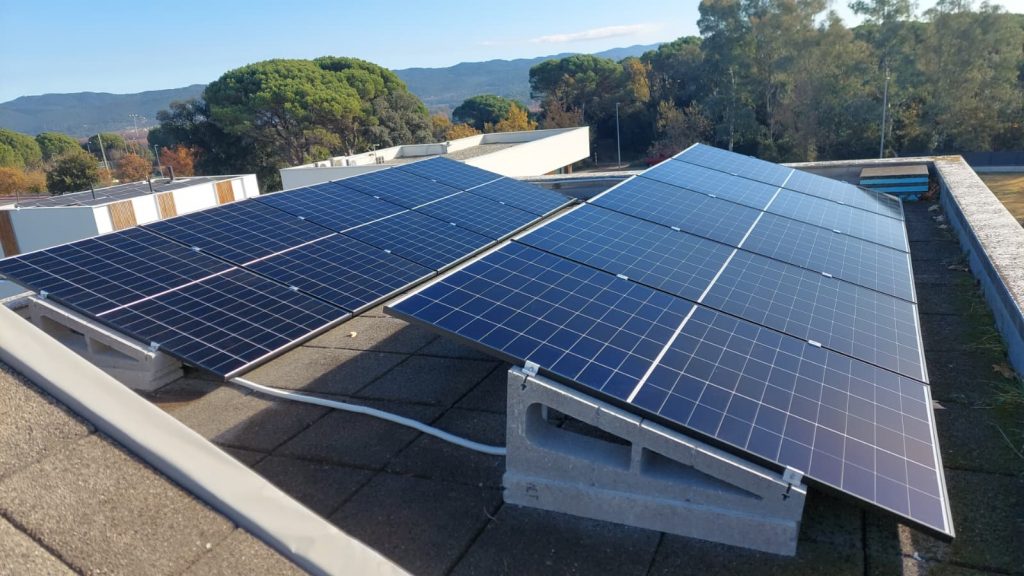 Paneles solares instalados sobre la cubierta de una vivienda en Granollers para un sistema de autoconsumo residencial.